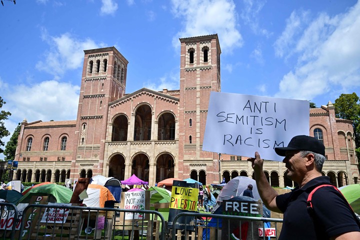 Manifestaciones pro israelíes y contra el antisemitismo, para contrarrestar el amplio movimiento propalestino, en la Universidad de California, en Los Angeles. Foto: AFP 