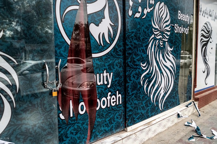 Una peluquería cerrada en Kabul. Foto: Wakil KOHSAR / AFP