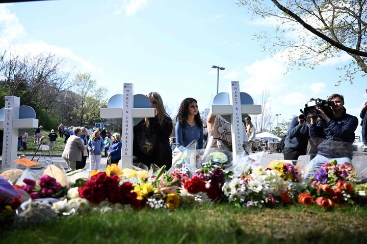 Un memorial para los tres chicos y tres adultos asesinados en marzo de 2023 por un atacante en una escuela de Nashville, Tennessee. Foto: AFP