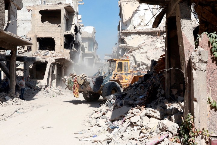Escombros en el campo de refugiados palestinos de Yarmouk, devastado por la guerra, en el sur de Damasco, Siria. Foto EFE