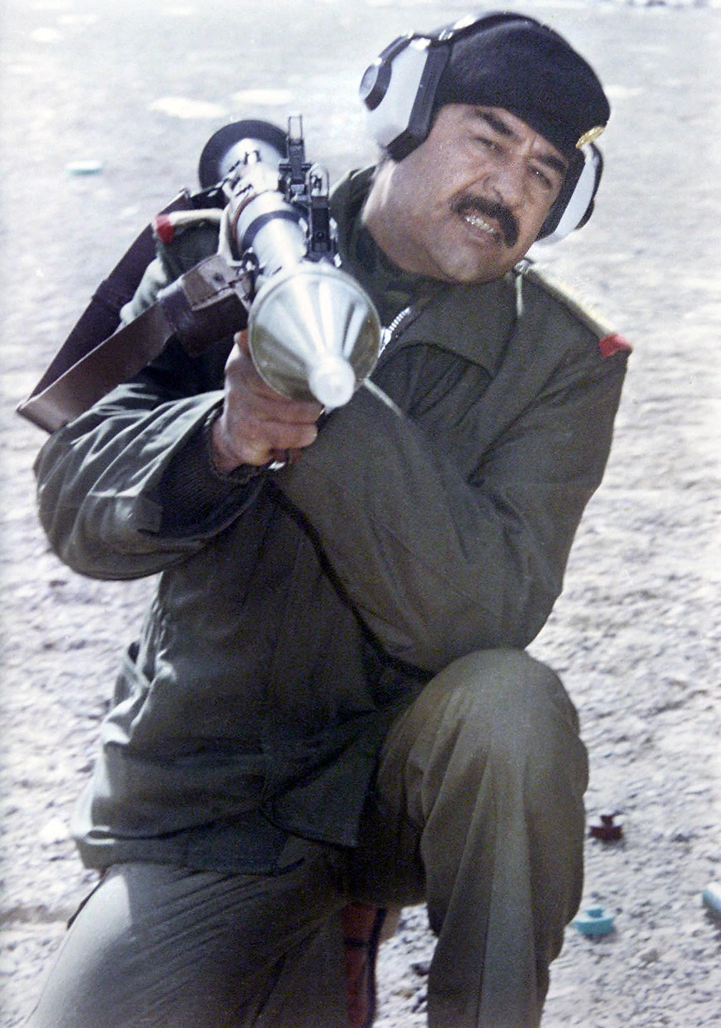 Sadam Husein con un arma durante la guerra de Irán e Irak de los 80.