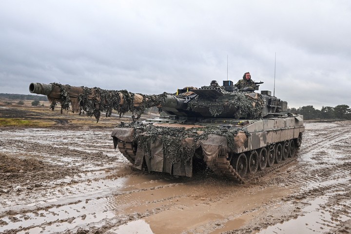 El ministro de Defensa alemán, Boris Pistorius, en un tanque Leopard II, como los que se enviarían a Ucrania. Foto: REUTERS
