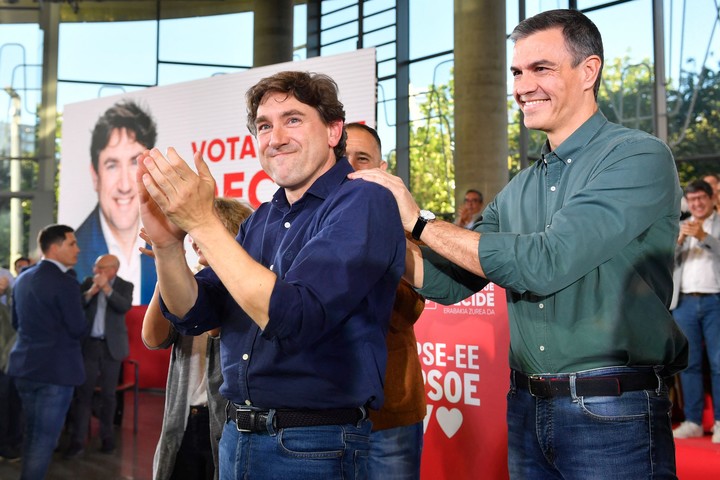 El jefe de gobierno de España, Pedro Sánchez, en un acto de campaña de su partido en Bilbao, con el candidato Eneko Andueza en el País Vasco. Foto: AFP 