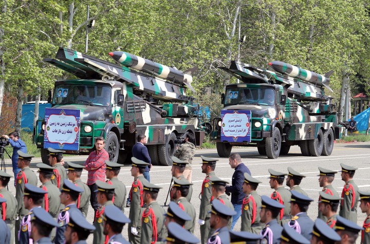 misiles iraníes de mediano alcance 'Nazeat' se exhiben durante la celebración anual del día del Ejército en una base militar en Teherán, Irán. Foto EFE