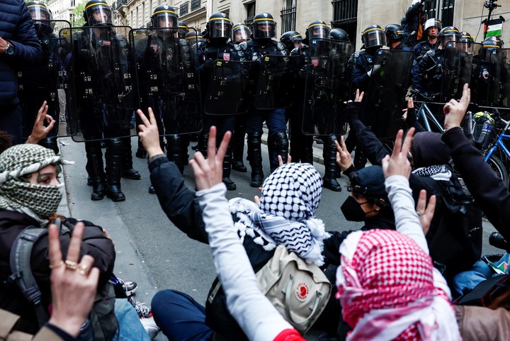 La policía custodia el frente de la universidad Sciences Po, en París, en medio de marchas contra la ofensiva de Israel en la Franja de Gaza. Foto: REUTERS 