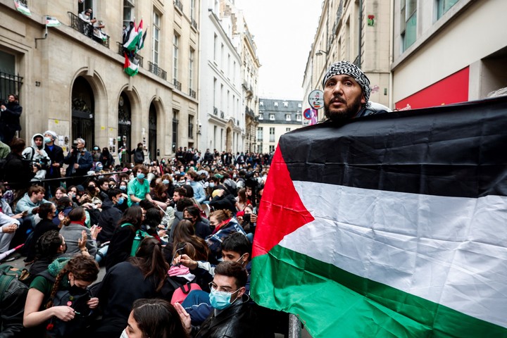 Las manifestaciones a favor del pueblo palestino se extienden a las universidades de París. Foto: REUTERS