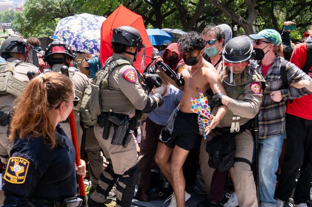 La Policía arresta a un manifestante en Texas