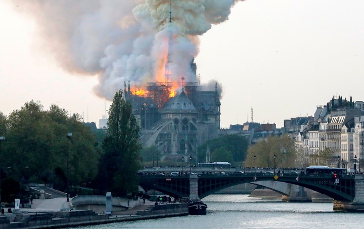 El 15 de abril de 2019, fuego en la Catedral de Notre Dame. Foto AFP