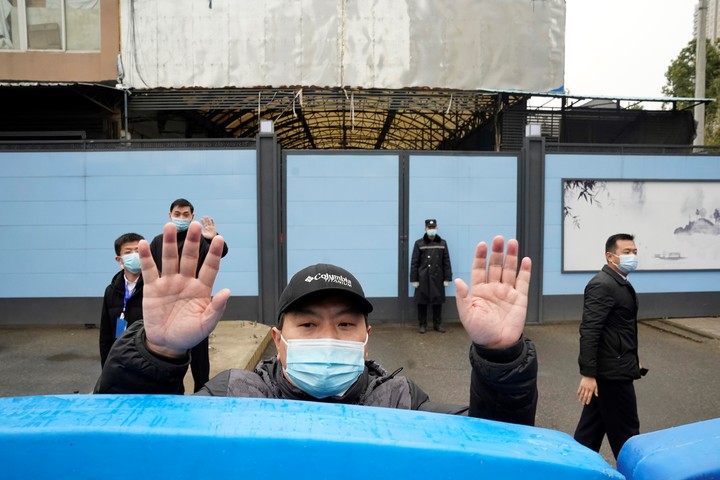 El mercado de Wuhan cerrado y rodeado de seguridad en enero de 2021. Foto: AP