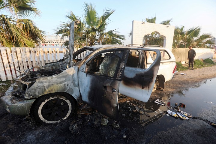 Los restos calcinados de los tres vehículos se veían repartidos a lo largo de una milla en la calle Al Rashid. Foto: Reuters