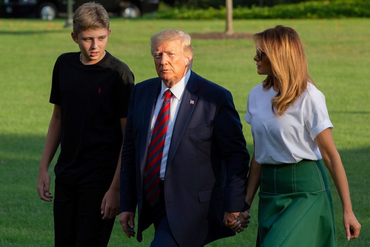 El matrimonio Trump con su hijo Barron, en la Casa Blanca, en 2019. Foto: Alastair Pike / AFP