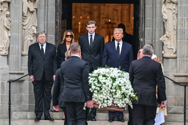 Barron Trump, entre sus padres, durante le funeral de su abuela materna. Foto: GIORGIO VIERA / AFP
