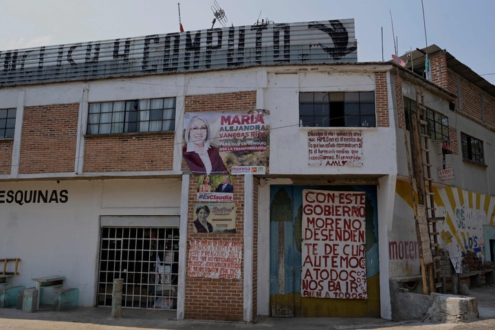 Carteles de propaganda política en una casa de Maravatio, en el estado mexicano de Michoacan. Foto. AFP 