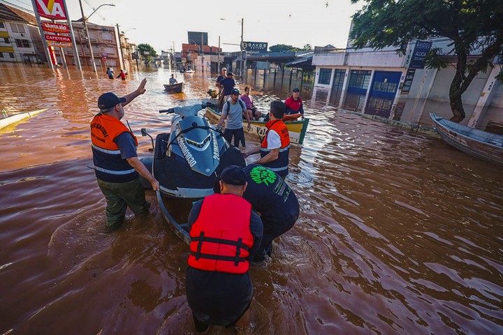 U grupo de personas preparando una moto acuática para buscar víctimas en una calle inundada de Porto Alegre, estado de Rio Grande do Sul. Foto AFP