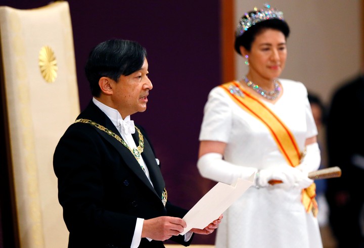 El nuevo emperador Naruhito de Japón, acompañado por la nueva emperatriz Masako, pronuncia su primer discurso durante un ritual después de suceder a su padre Akihito en el Palacio Imperial de Tokio, el miércoles 1 de mayo de 2019. (Japan Pool vía AP)