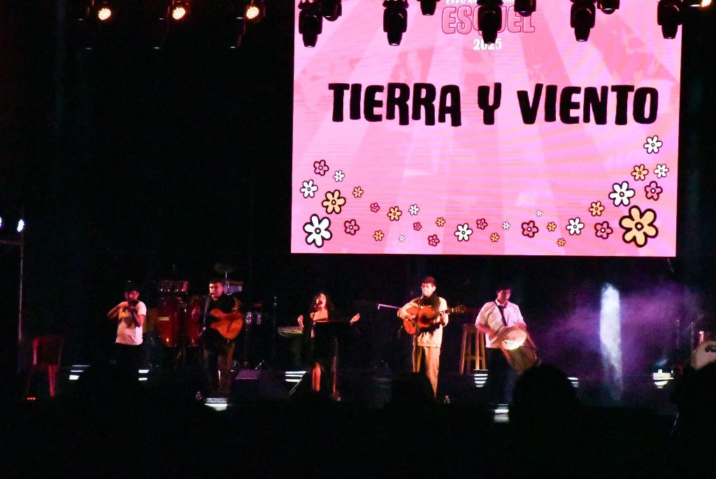 Esquel celebró a lo grande su 119° Aniversario con una multitud en el Estadio Municipal con la participación de folklore de caleta Olivia tierra y viento