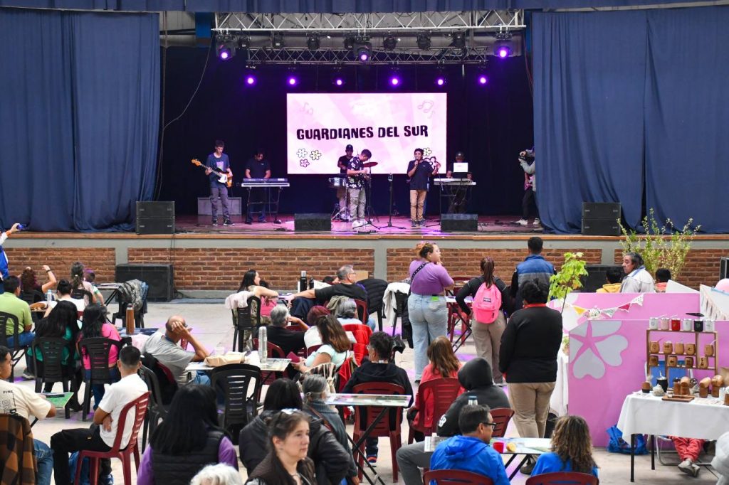 Esquel celebró a lo grande su 119° Aniversario con una multitud en el Estadio Municipal con la participación de guardianes del sur banda local de la ciudad de esquel