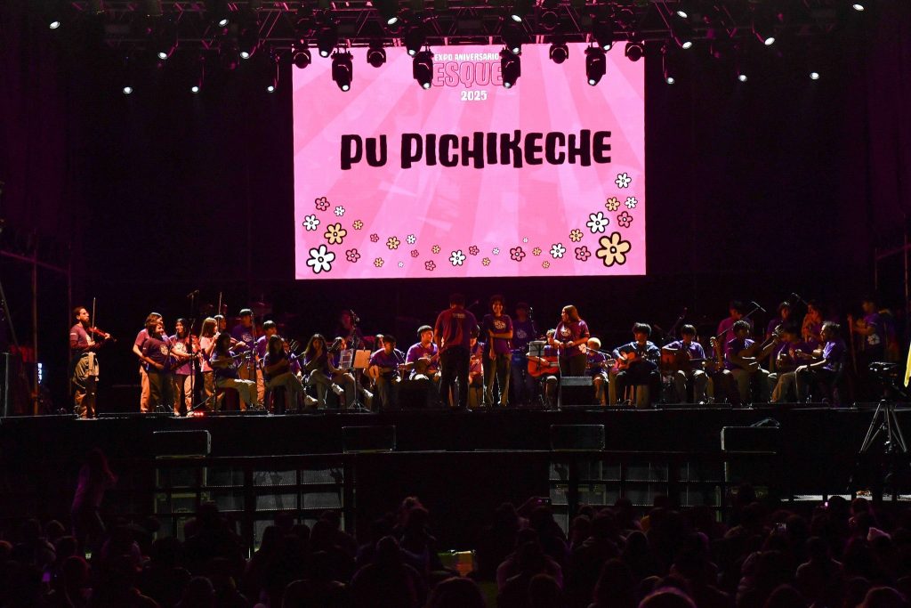 Esquel celebró a lo grande su 119° Aniversario con una multitud en el Estadio Municipal con la participación de la orquesta infanto-juvenil pu pichikeche